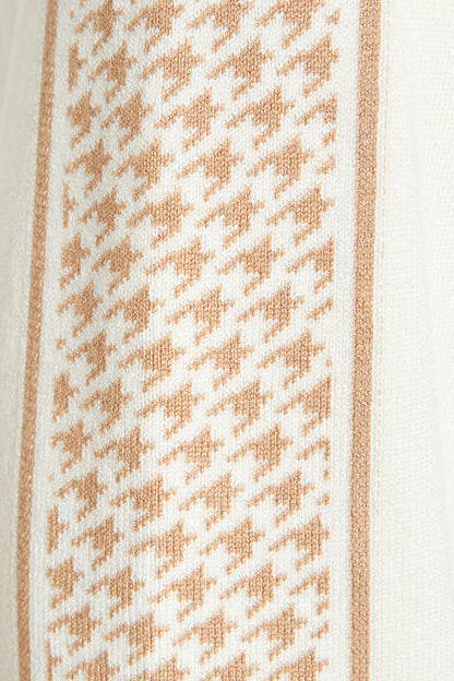 Off white crew neck knit jacquard sleeve soft